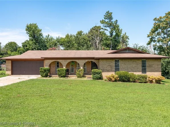 907 N 9th St, Van Buren, AR 72956