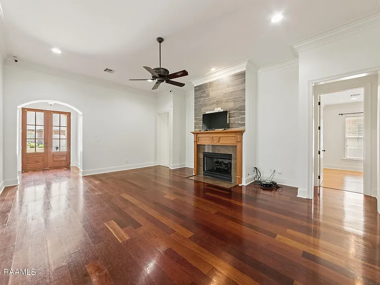 100 Shumard Dr — Photo 11