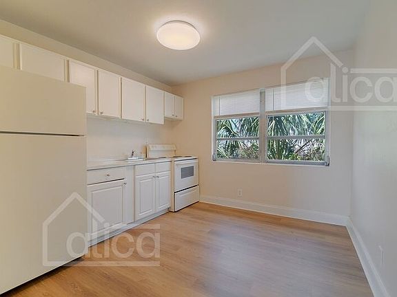 5th image of 801 N Sapodilla Ave APT 1