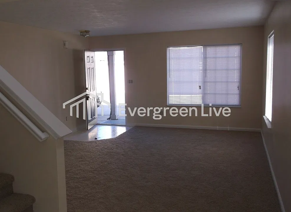 3 bed, 2.5 bath, 1623 sqft, $1,745 — Photo 2