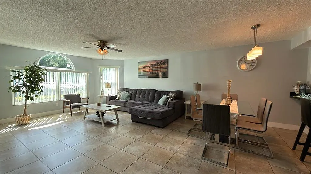 3 bed, 2.0 bath, 1220 sqft, $2,100 — Photo 4