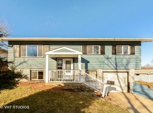 1450 Gentry Rd, Hoffman Estates, IL 60169