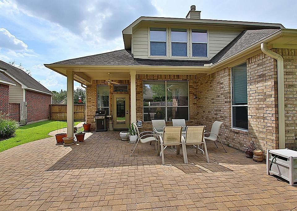 Wonderful Heritage Grand home offers a flexible floorplan with an upstairs flex space (third bedroom or perhaps a media room). and bath