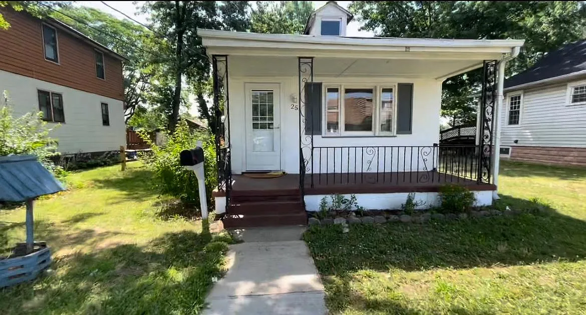 3 bed, 1088 sqft, $1,800 — Photo 1