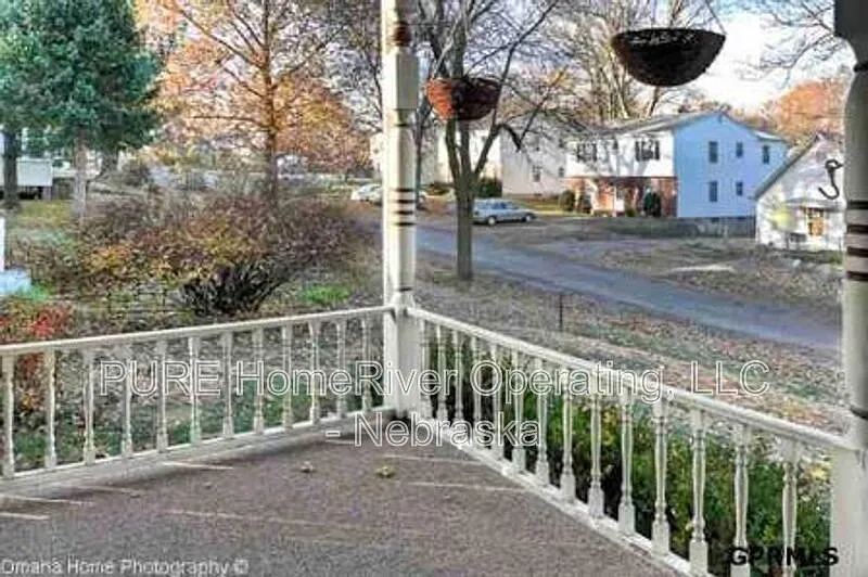 3 bed, 2.0 bath, 1301 sqft, $1,800 — Photo 2