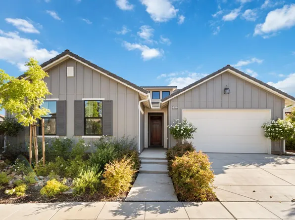 1022 Moonrise Way, Madera, CA 93636