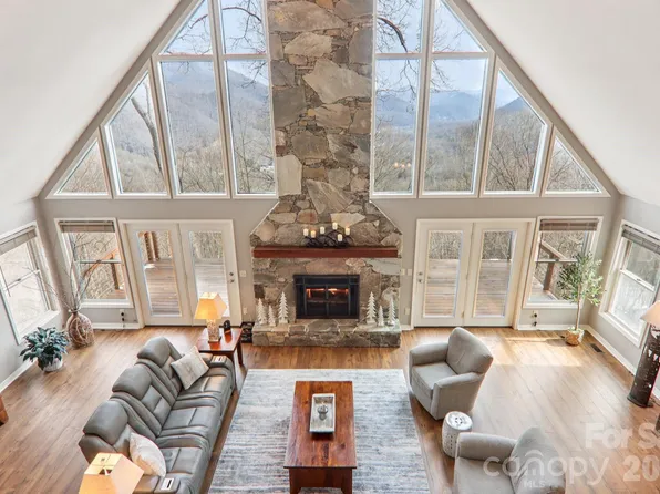 208 Buckeye Rd, Maggie Valley, NC 28751