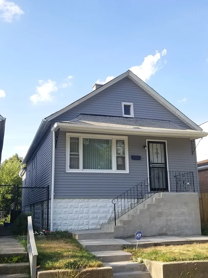 3 bed, 1100 sqft, $2,100 — Photo 1