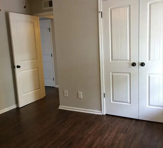 Essex Square Apartments — Photo 9