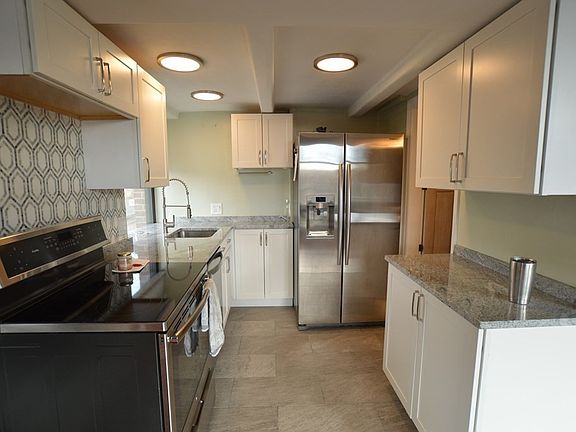 3rd image of 24 Norman St APT 201