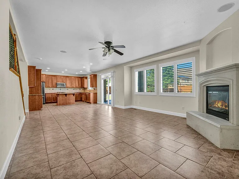 2425 Crooked Canyon Ct — Photo 8