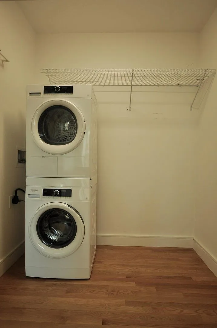 Charming 1 Bedroom-No Broker Fee — Photo 2