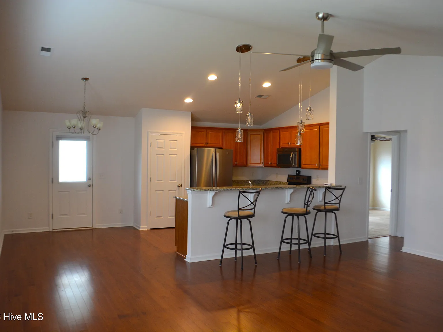 3 bed, 2.0 bath, 1326 sqft, $1,900 — Photo 4