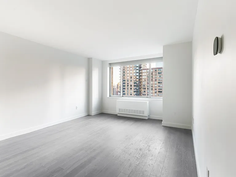 101 W End Ave #19E — Photo 1