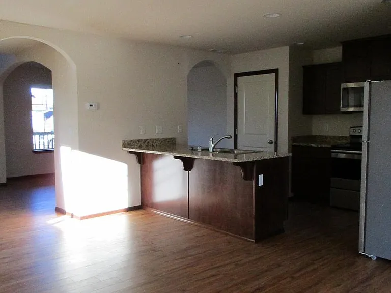 117 N Lenore Ave — Photo 5