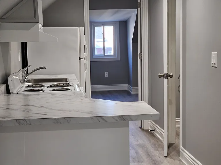 214 Rosslyn Ave S #2 — Photo 7