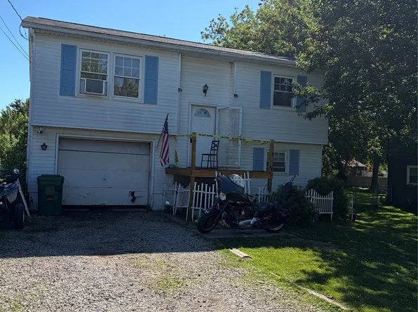 2140 Victory Dr, Erie, PA 16510
