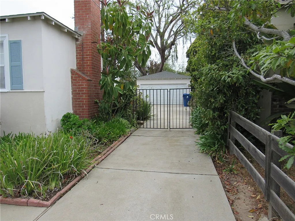 3 bed, 988 sqft, $4,700 — Photo 3