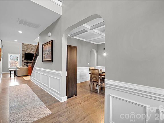 4th image of 663 Highland Ridge Point