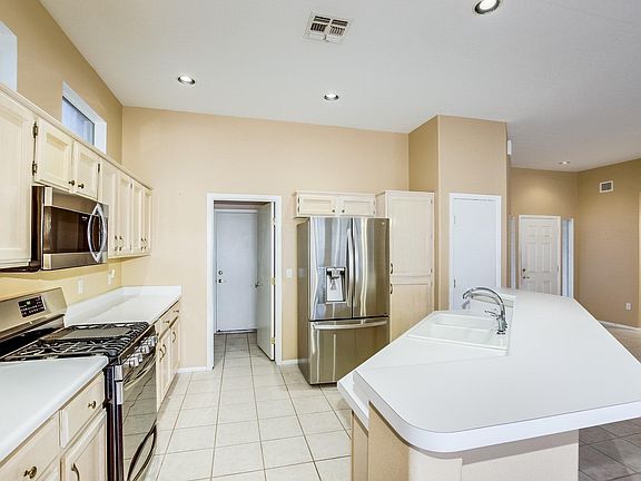 5th image of 944 E Claridge Pl