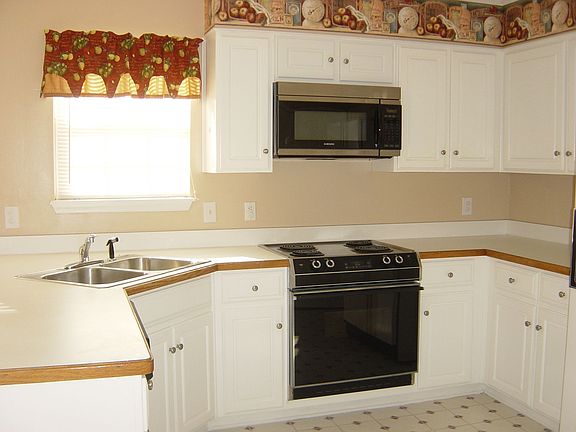3rd image of 609 Douglas Dr