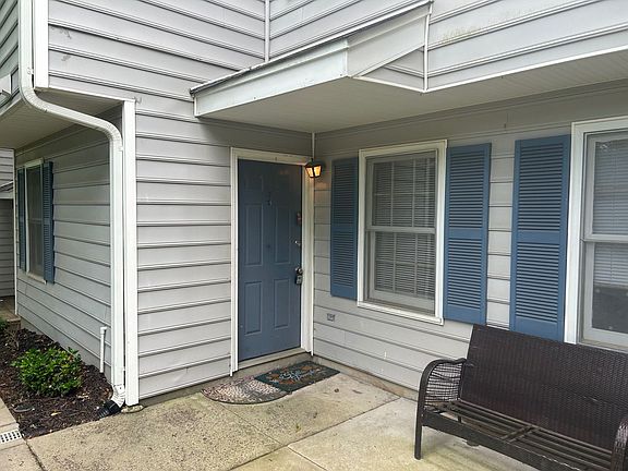 2nd image of 1227 Barnwell Steet Barnwell St Unit 3