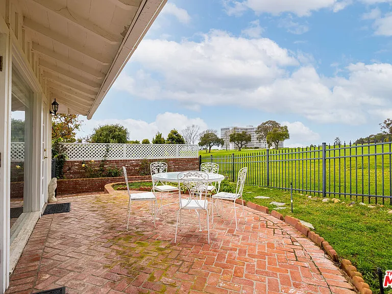 1110 W Muirlands Dr — Photo 32