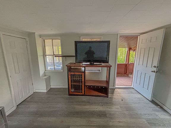 2nd image of 238 4th St APT 2R