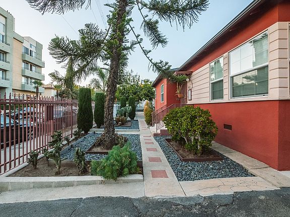 3rd image of 1800 N Mariposa Ave
