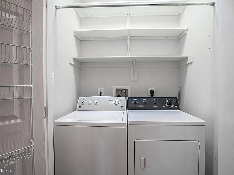 437 Clayton Ln — Photo 11