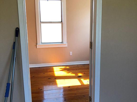 3rd image of 832 E Alice Ave