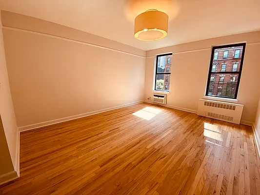 Rented by Metropolis Real Estate of Manhattan | media 2