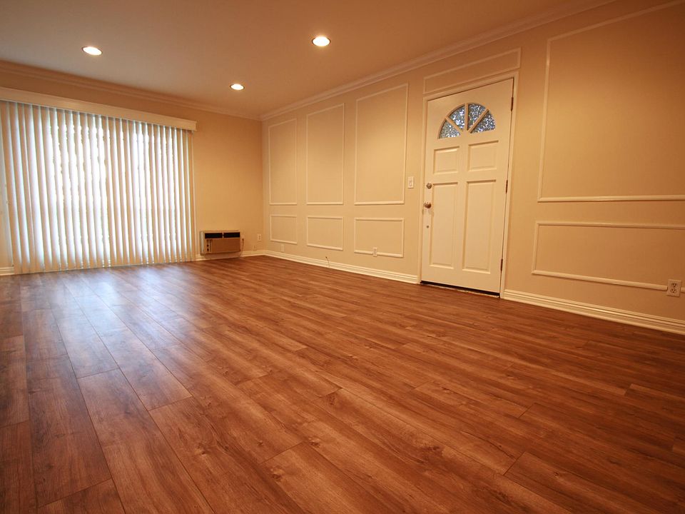 1st image of 2261 N Beachwood Dr #3