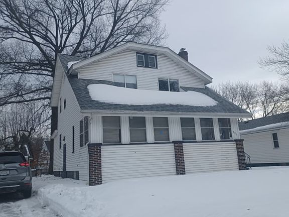 3rd image of 905 Valdes Ave