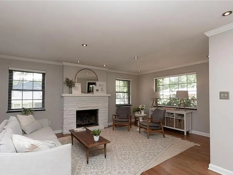 256 Castle Dr — Photo 3