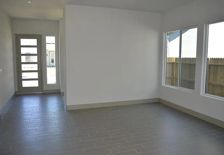 2430 Bastidas Dr — Photo 9