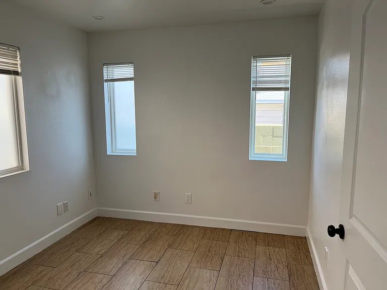 2068 Wallace Ave #B — Photo 32