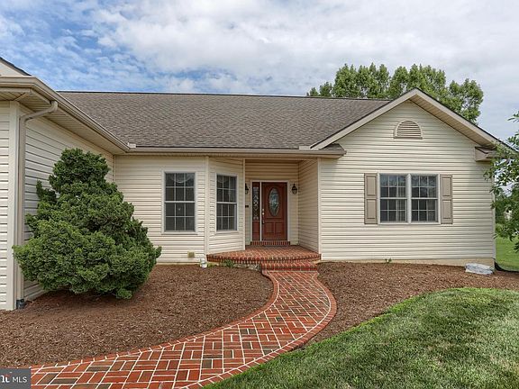 3rd image of 27 Boxwood Dr