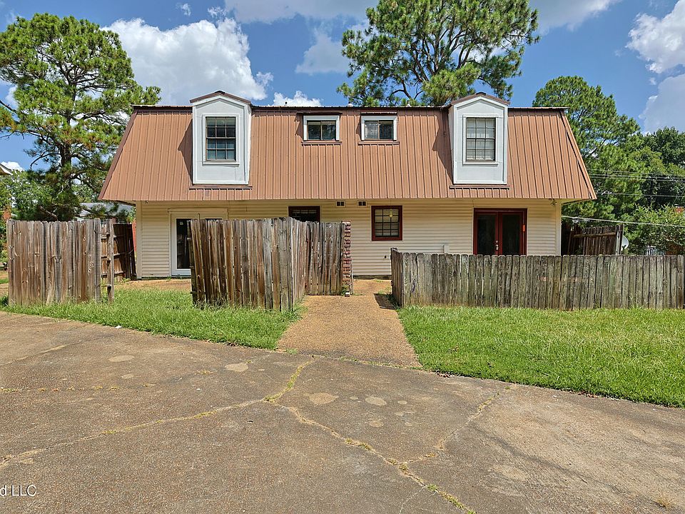 1st image of 1121 Woodfield Dr