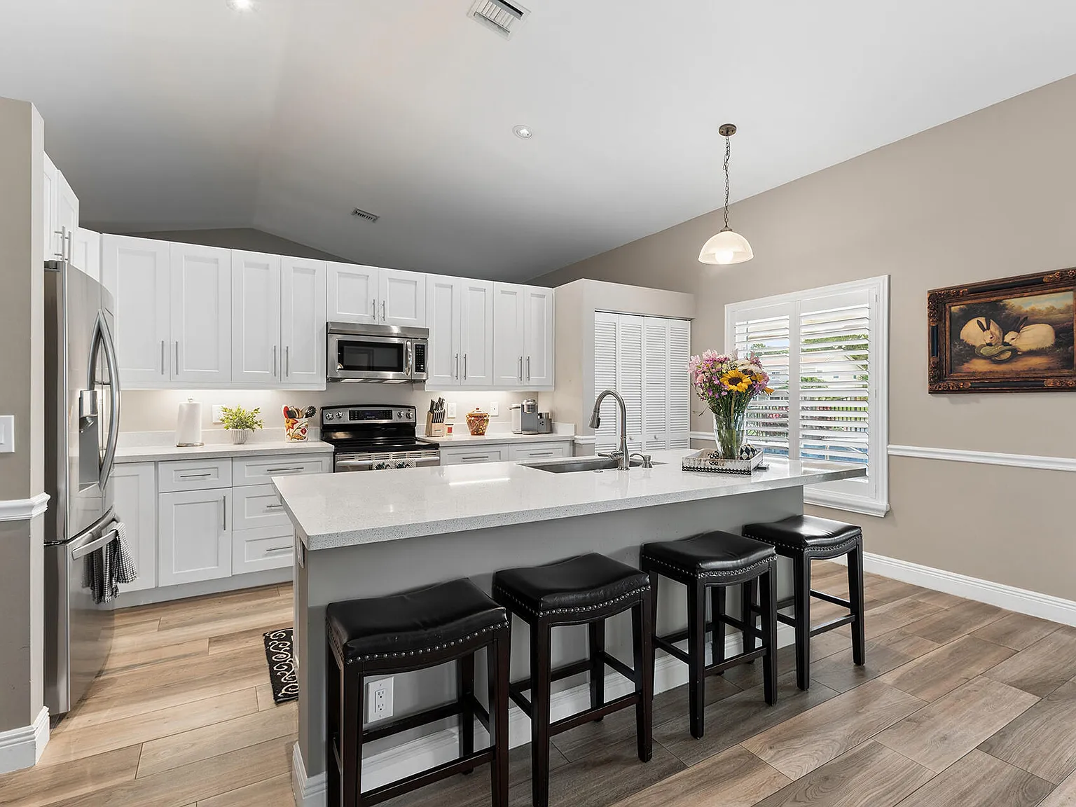 4 bed, 2.0 bath, 2372 sqft, $6,000 — Photo 3