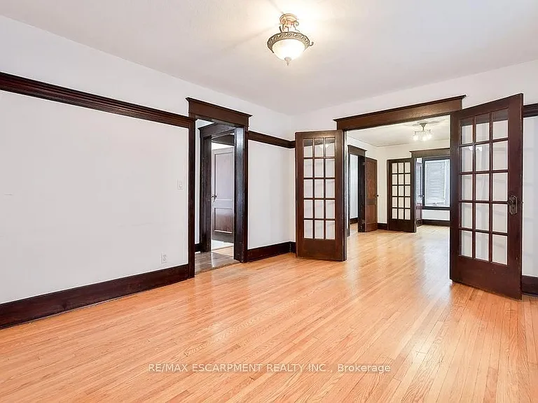 311 Queen St S — Photo 28