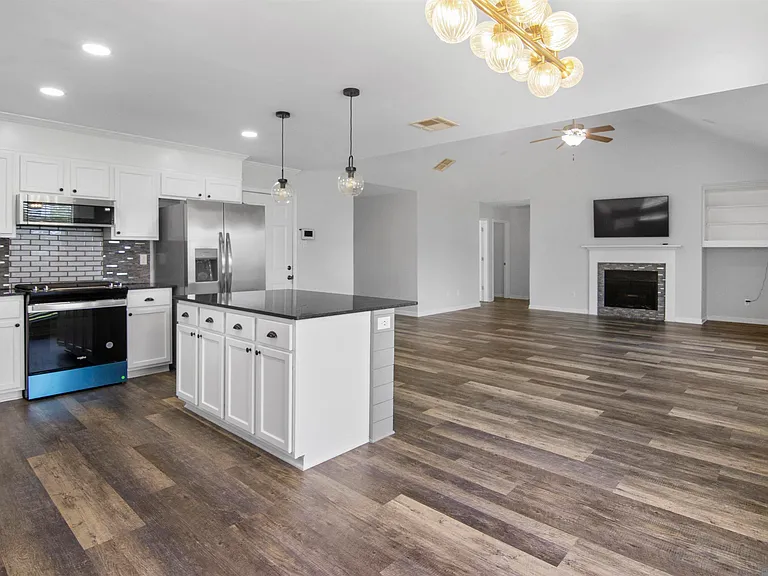40450 Hawthorne Dr — Photo 2