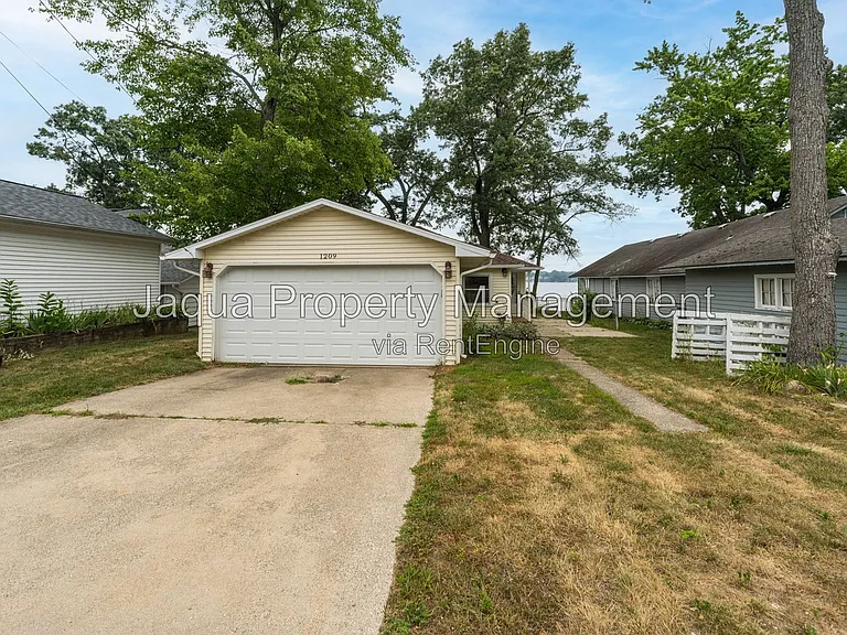 1209 Lakeview Dr — Photo 3