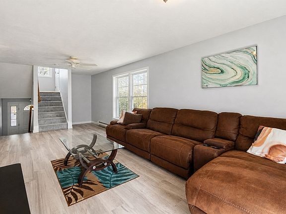4th image of 12 Hyannis Pl