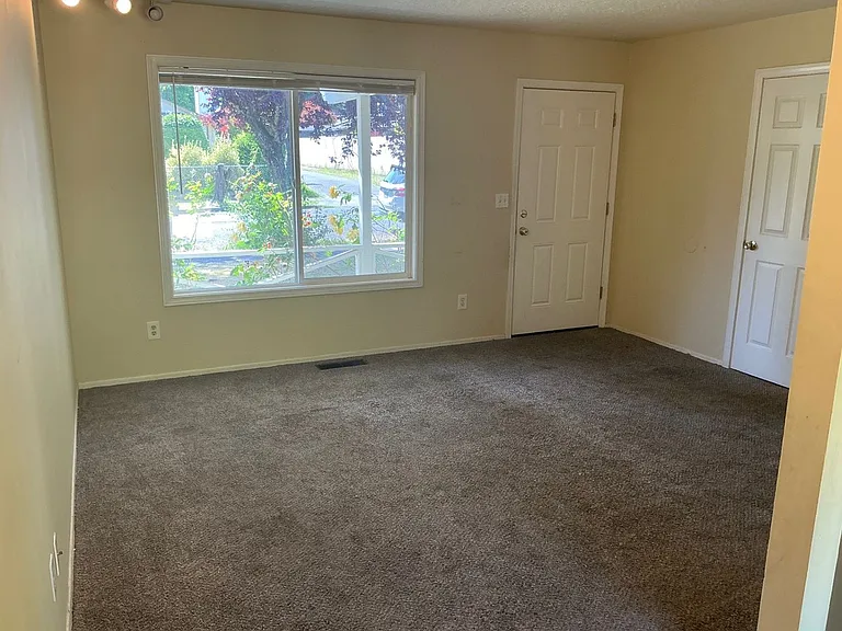 210 NE 165th Ave — Photo 4