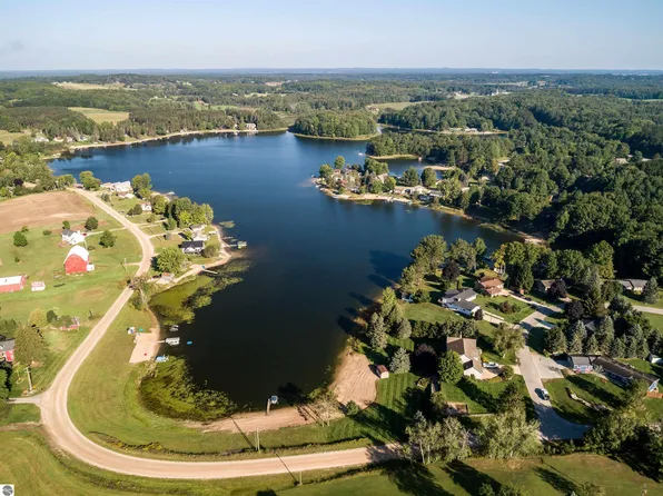 9551 Peterson Dr, Cadillac, MI 49601