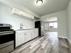 829 NW 10th St, Hallandale, FL