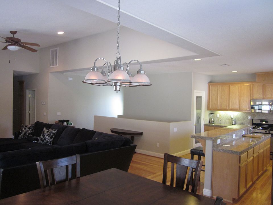 Dining & vaulted ceilings