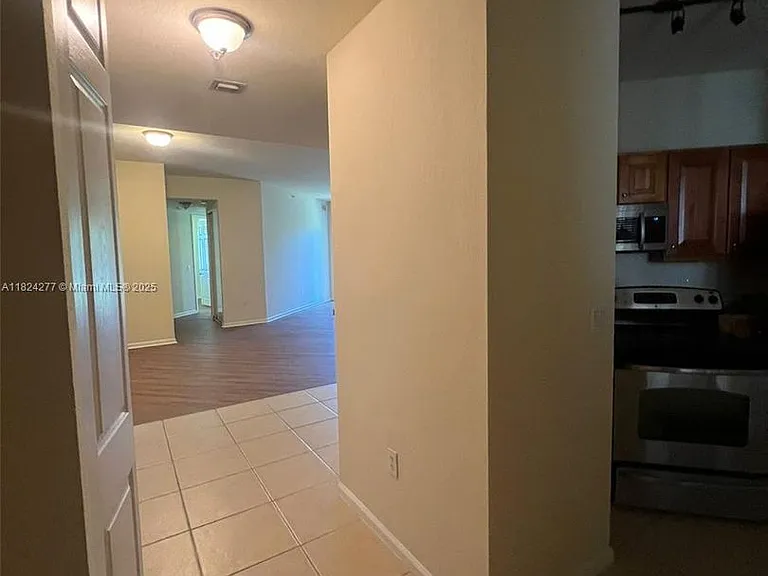 3500 Oaks Clubhouse Dr #207 — Photo 7