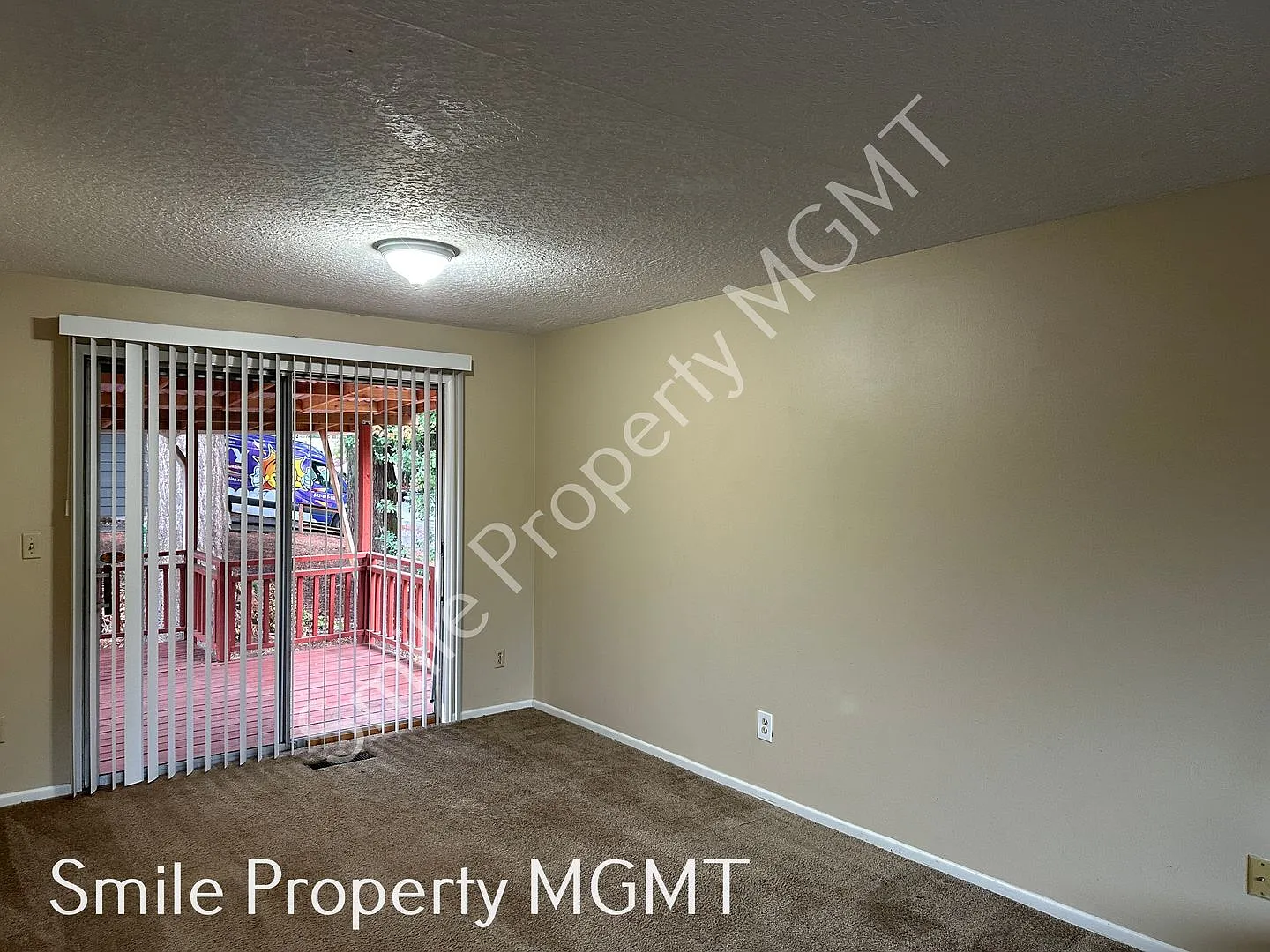 Split - Level House in a Quiet Community — Photo 4